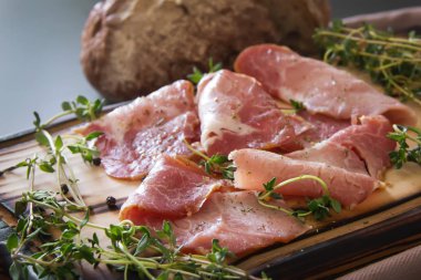 lezzetli domuz pastırması ahşap bir backgr şeritler halinde dilimlenmiş