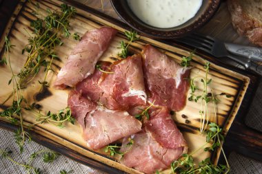 Lezzetli lezzetli lezzetli jambon ahşap bir bac şeritler halinde dilimlenmiş