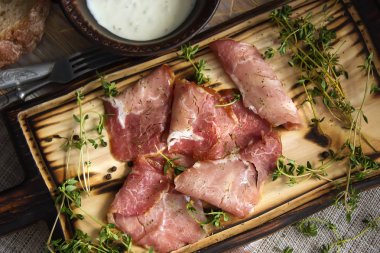 Lezzetli lezzetli lezzetli jambon ahşap bir bac şeritler halinde dilimlenmiş