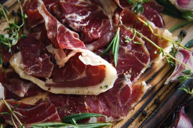 Hamon. Lezzetli jambon dilimlenmiş. Ahşap arka planda şeritler halinde. 