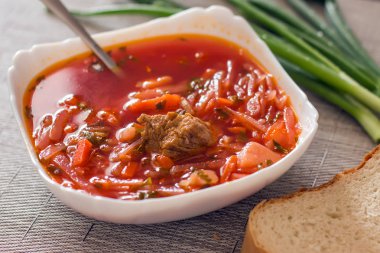 Ukrayna pancar çorbası - mutfakta beyaz bir kapta borş