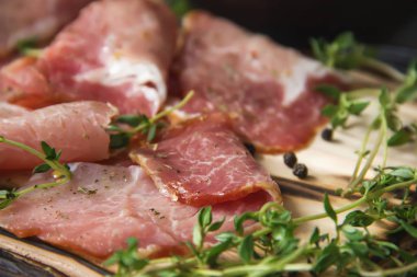 lezzetli domuz pastırması ahşap bir backgr şeritler halinde dilimlenmiş