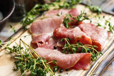 Lezzetli lezzetli lezzetli jambon ahşap bir bac şeritler halinde dilimlenmiş