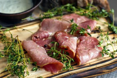 lezzetli domuz pastırması ahşap bir backgr şeritler halinde dilimlenmiş