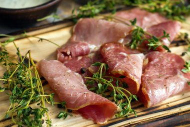 lezzetli domuz pastırması ahşap bir backgr şeritler halinde dilimlenmiş