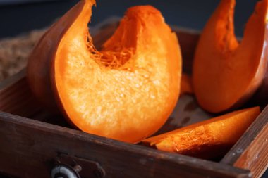 Taze sulu balkabağı. Vinç etiketli çiğ portakal kabağı.