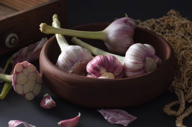 Taze sarımsak. Bir kil tabakta sarımsak tür bir d karşı oturan