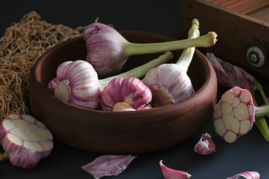 Taze sarımsak. Bir kil tabakta sarımsak tür bir d karşı oturan