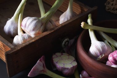 Taze sarımsak. Küçük bir vintage kutusunda sarımsak tür bir üzerinde oturan