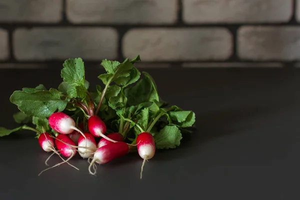 Fresh red radish on a dark table. Growing organic vegetables. A — Stock Photo, Image