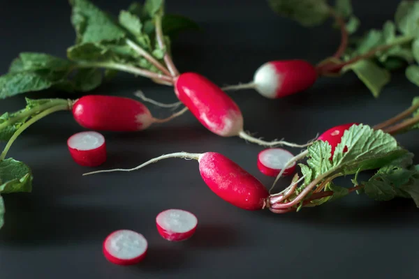 Fresh red radish on a dark table. Growing organic vegetables. A — Stock Photo, Image