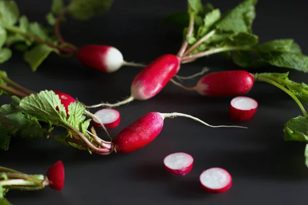 Świeża czerwona rzodkiew na ciemnym stole. Uprawa ekologicznych warzyw. A — Zdjęcie stockowe