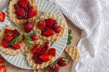 Gri bir arka plan üzerinde çilek ile Viyana waffle. gıda ph