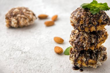 Hafif bir backgr hindistan cevizi cips ile Yararlı ev yapımı badem kek