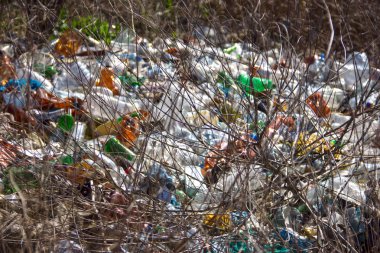 Bir avuç plastik çöpün görünümü. Sürüye karşı ekoloji için mücadele