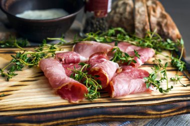 Lezzetli lezzetli lezzetli jambon ahşap bir bac şeritler halinde dilimlenmiş