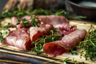 Lezzetli lezzetli lezzetli jambon bir ahşap şeritler halinde dilimlenmiş  