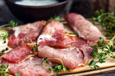 Lezzetli lezzetli lezzetli jambon bir ahşap şeritler halinde dilimlenmiş 