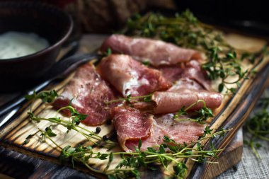 Lezzetli lezzetli lezzetli jambon ahşap bir bac şeritler halinde dilimlenmiş