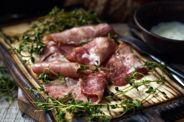 Lezzetli lezzetli lezzetli jambon ahşap bir bac şeritler halinde dilimlenmiş