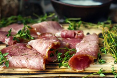 lezzetli domuz pastırması ahşap bir backgr şeritler halinde dilimlenmiş