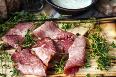 Lezzetli lezzetli lezzetli jambon ahşap bir bac şeritler halinde dilimlenmiş