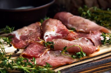 Lezzetli lezzetli lezzetli jambon ahşap bir bac şeritler halinde dilimlenmiş