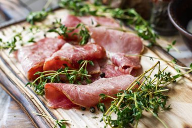 Lezzetli lezzetli lezzetli jambon ahşap bir bac şeritler halinde dilimlenmiş