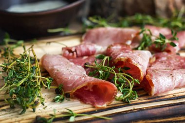 Lezzetli lezzetli lezzetli jambon ahşap bir bac şeritler halinde dilimlenmiş