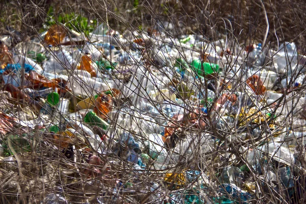 Pemandangan sekelompok sampah plastik. Berjuang untuk ekologi terhadap kelompok Stok Foto Bebas Royalti