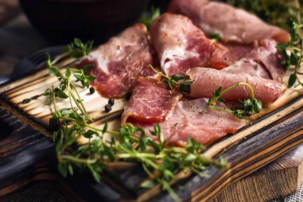 Daging babi yang lezat diiris secara bergantian menjadi potongan-potongan pada backgr kayu Stok Lukisan  