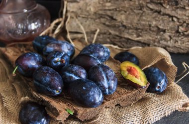 Bahçe erikleri masanın üstünde. Sonbahar hasadı. Mavi erikler. Taze plu