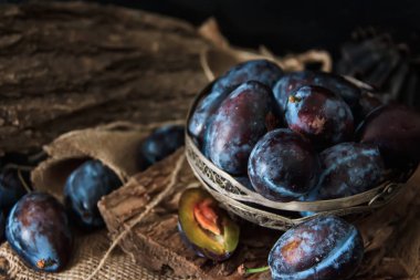 Bahçe erikleri masanın üstünde. Sonbahar hasadı. Mavi erikler. Taze plu