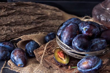 Erik. Taze erik. Hasat et. Koyu bir masada taze mavi erikler. Aut