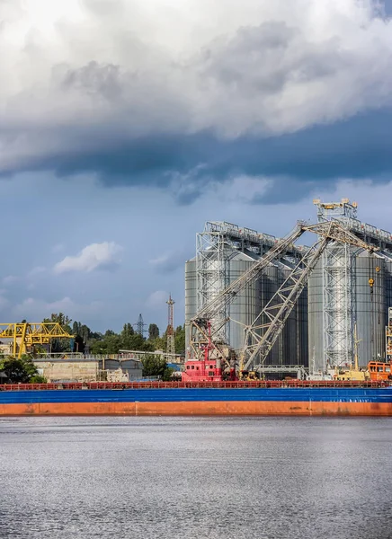 Complejo elevador para el transbordo de granos y semillas oleaginosas como par — Foto de Stock