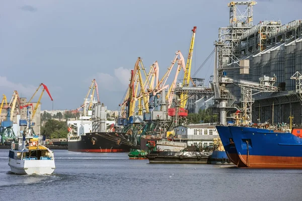 Kapal untuk transportasi butir dan port crane untuk loading.River Stok Lukisan  