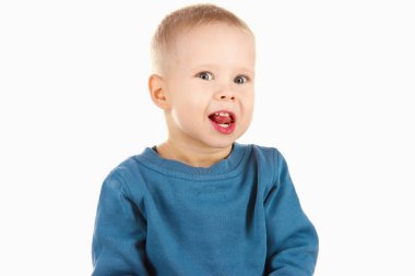 Küçük çocuk yüzünü buruşturur, mutlu bir çocukluk geçirir. yumuşak odak.