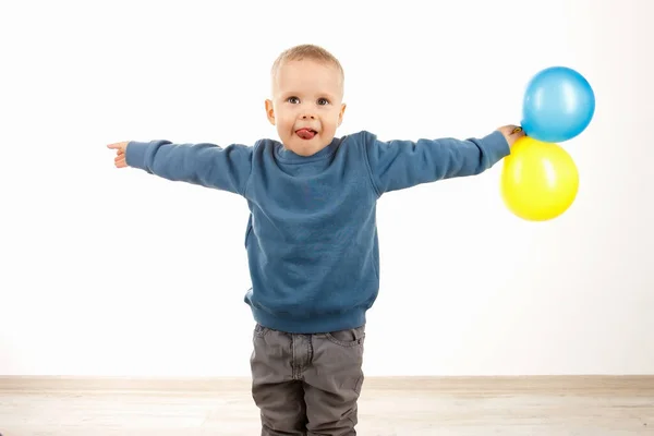 Μικρό Παιδί Που Κρατάει Μπαλόνια Ευτυχισμένη Παιδική Ηλικία Μαλακή Εστίαση — Φωτογραφία Αρχείου