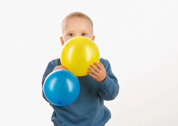 Μικρό Παιδί Που Κρατάει Μπαλόνια Ευτυχισμένη Παιδική Ηλικία Μαλακή Εστίαση — Φωτογραφία Αρχείου