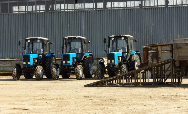 Trekkers Taxirooiers Landbouwmachines Assemblagefabriek Selectieve Focus — Stockfoto