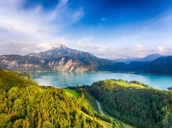 Vista Aérea Belo Lago Mondsee Montanha Schafberg Salzkammergut Durante Verão — Fotografia de Stock