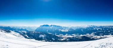 Tauplitz Alm güzel kış günde Styria Grimming dağ manzaralı.
