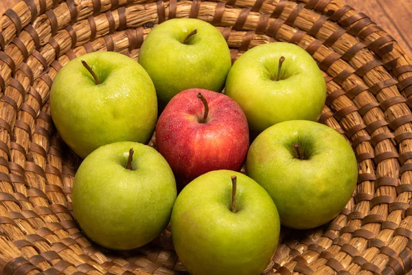Frutas com maçãs verdes e vermelhas — Fotografia de Stock