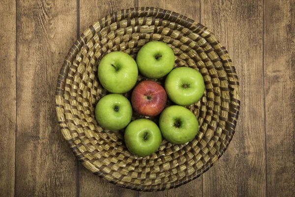 Frutas com maçãs verdes e vermelhas — Fotografia de Stock