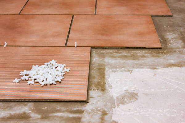 Laying ceramic tiles and tile spacers