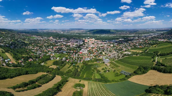 Klosterneuburg ve Weinviertelu. Dolní Rakousko, Evropa. — Stock fotografie