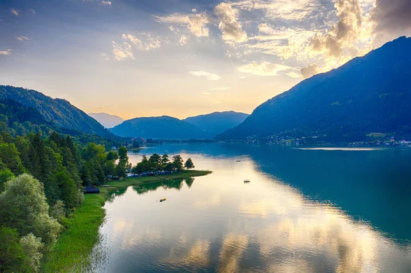 Ossiacher See em Kaernten. Panorama panorâmico de verão do Lago Os — Fotografia de Stock