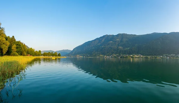 Ossiacher Kaernten bakın. Os Gölü'nün doğal yaz panoraması