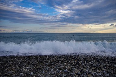 bulutlu gökyüzü arka plan üzerinde dalgalar deniz