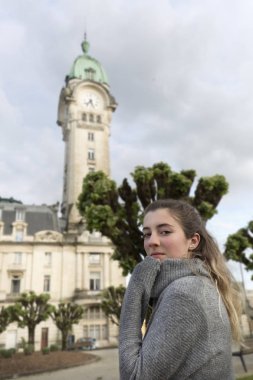 Kamera önünde Fransa'da Limoges İstasyonu bakarak Genç